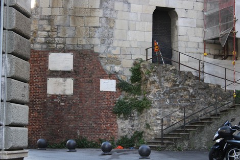 Lapidi memoriali dedicate alla tragedia delle Grazie, collocate su un muro di pietra e mattoni.
