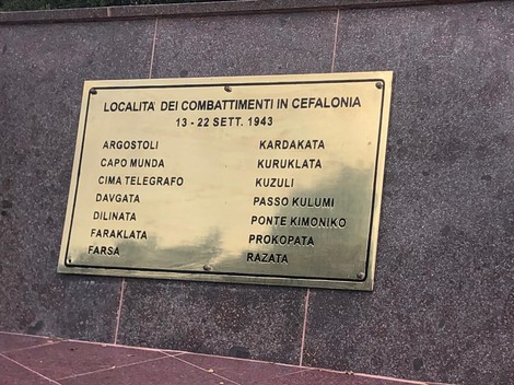 Sacrario dei caduti di Cefalonia, commemorazione storica con targhe sui combattimenti del 1943.