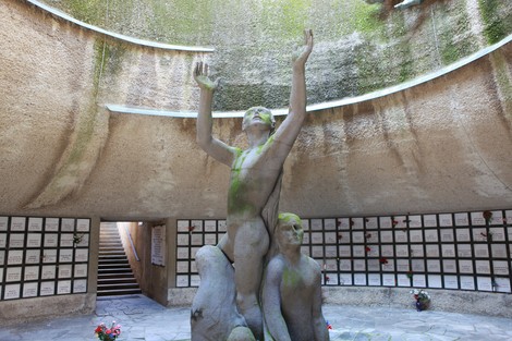 Monumento Ossario dei caduti partigiani, con statue e un'architettura che evoca emozione e memoria storica.