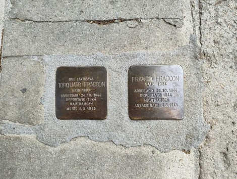 Pietre d'inciampo dedicate a Torquato e Franco Fraccon, commemorano la loro tragica destinazione.