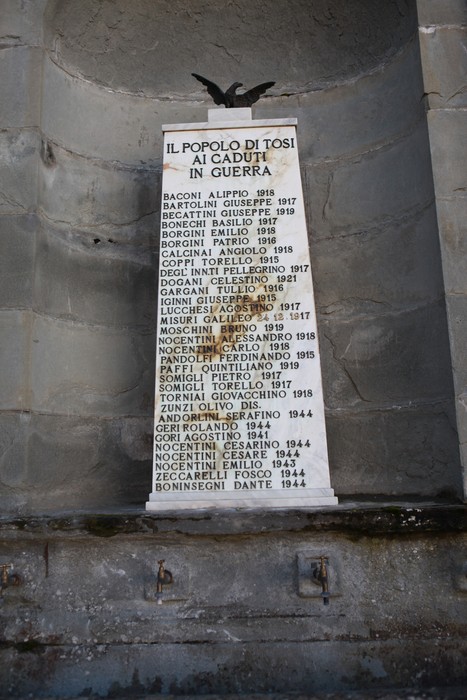 Monumento ai caduti di Tosi, commemorazione delle vittime di guerra con elenchi di nomi e data.