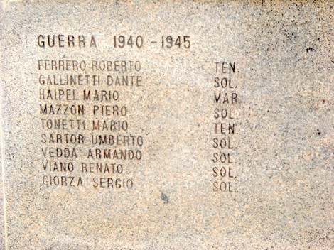 Lapide commemorativa dedicata ai caduti della guerra 1940-1945, con i nomi dei soldati.