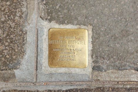 Pietra d'inciampo dedicata a Raffaele Leghziel, deportato ad Auschwitz nel 1944, situata nel pavimento.