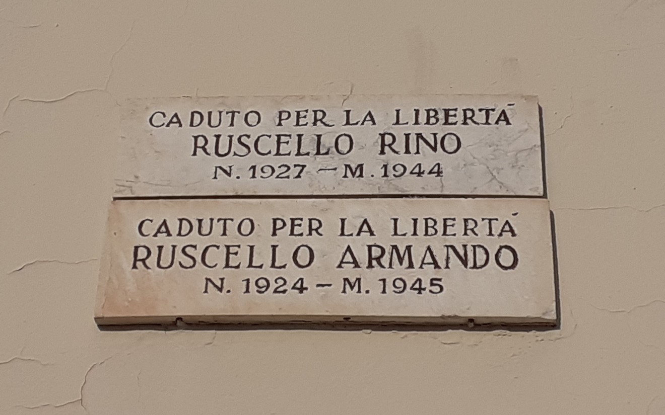 Lapidi commemorative dedicati ai fratelli Ruscello, caduti per la libertà durante la Seconda Guerra Mondiale.