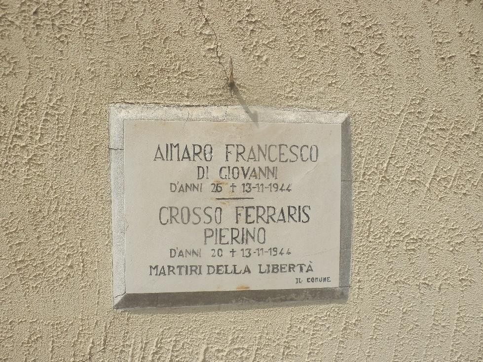 Lapide commemorativa dedicata a Aimaro e Grosso, martiri della libertà, datata 1944.