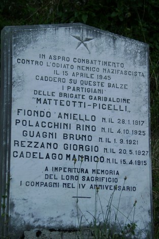 Lapide commemorativa dei partigiani Fiondo, Polacchini e altri, caduti nel 1945.