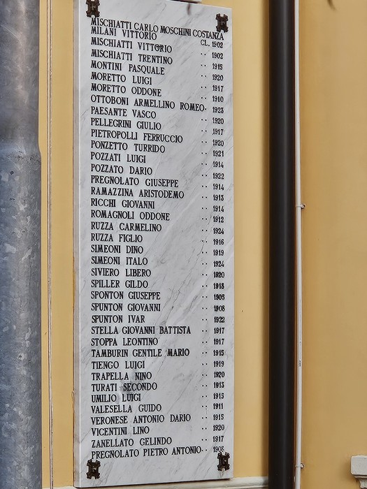 Lapidi commemorative dei caduti e dispersi della guerra 1940-45, con nomi e date incisi su pietra.