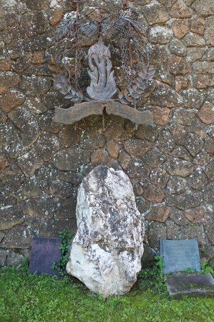 Lapidi del Mausoleo delle Fosse Ardeatine, commemorazione di vittime e simboli di memoria storica.