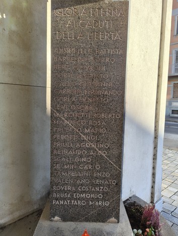 Monumento commemorativo ai caduti dello stabilimento Lancia, con iscrizioni dedicate ai martiri della libertà.
