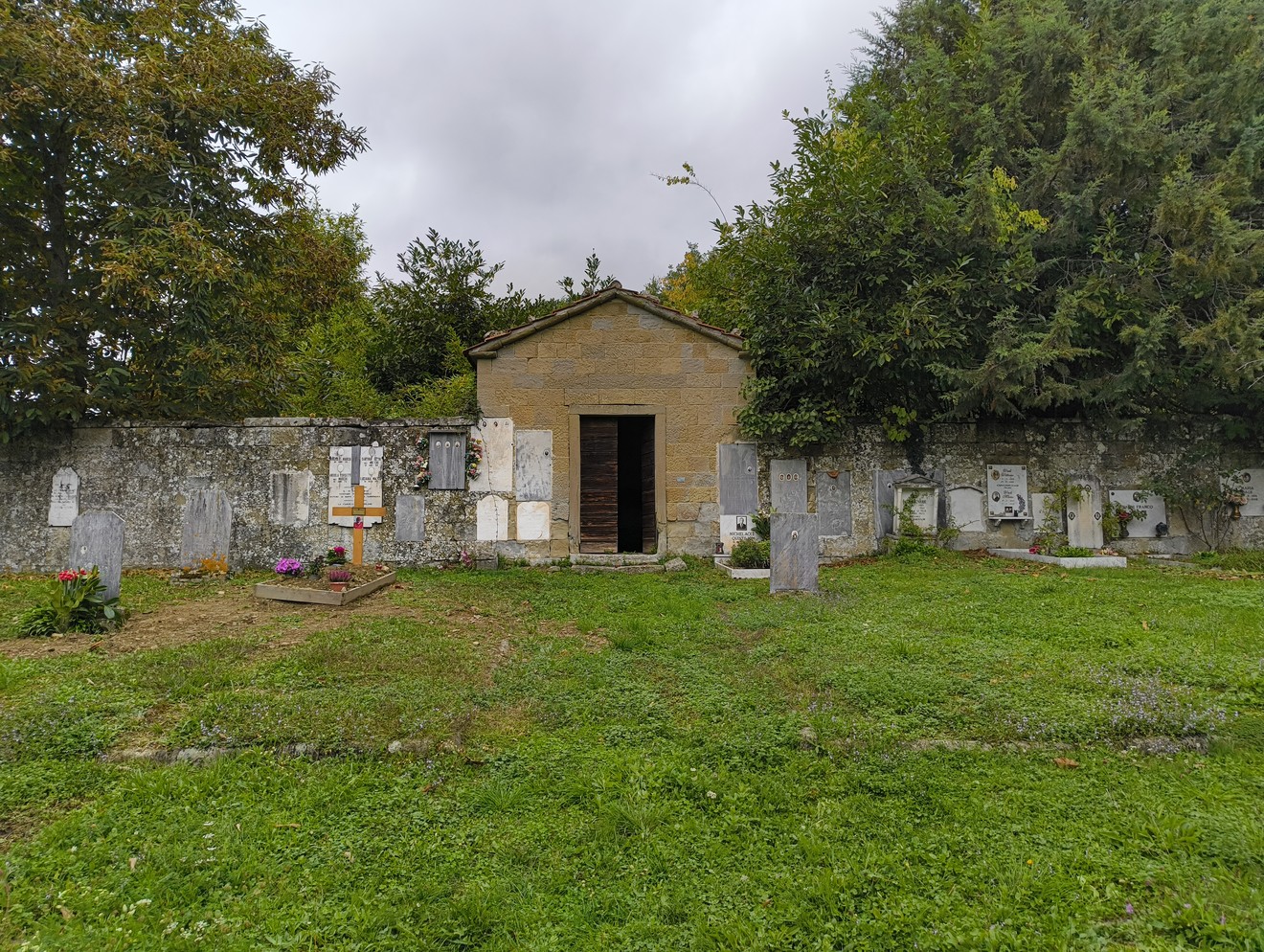 Sepolcri delle vittime dell'eccidio di Vallucciole, commemorazione in un luogo di memoria e riflessione.