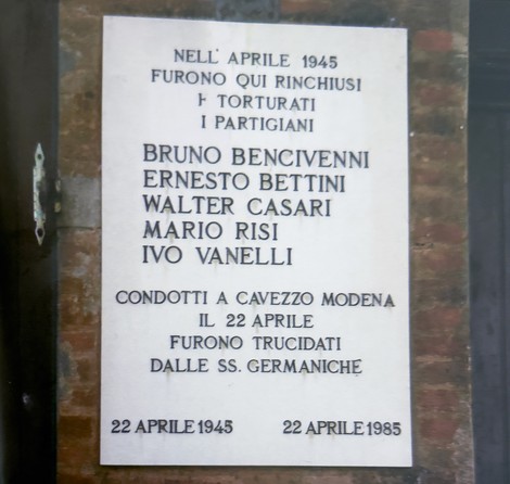 Lapide commemorativa per i partigiani trucidati a Cavezzo, con nomi e date significative.