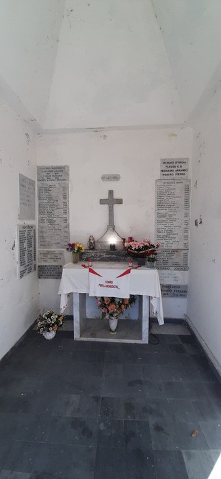 Cappella ai caduti della Benedicta, commemorazione e onore ai defunti con decorazioni floreali.