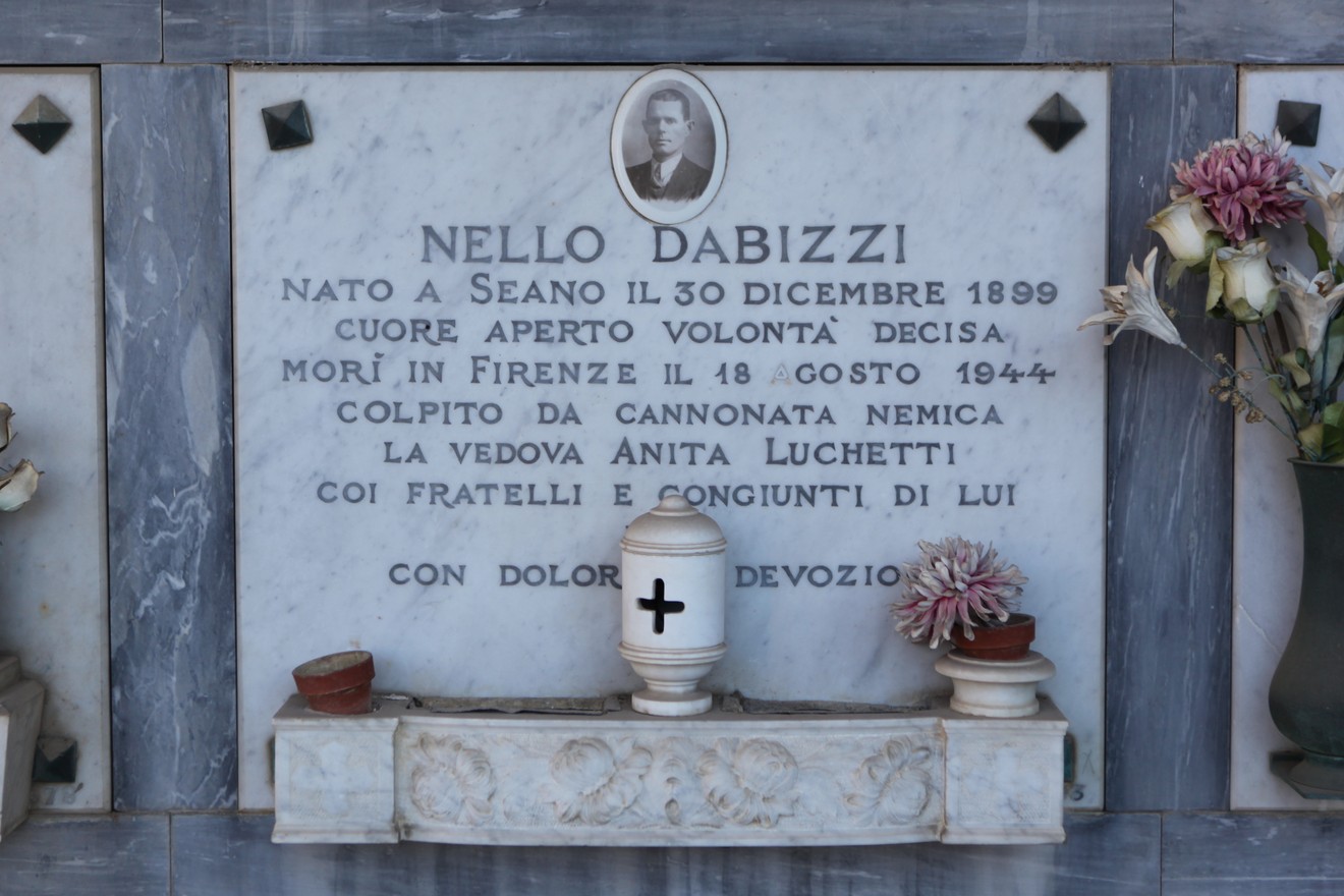 Sepolcro di Nello Dabizzi, commemorazione di un militare caduto durante la Seconda Guerra Mondiale a Firenze.
