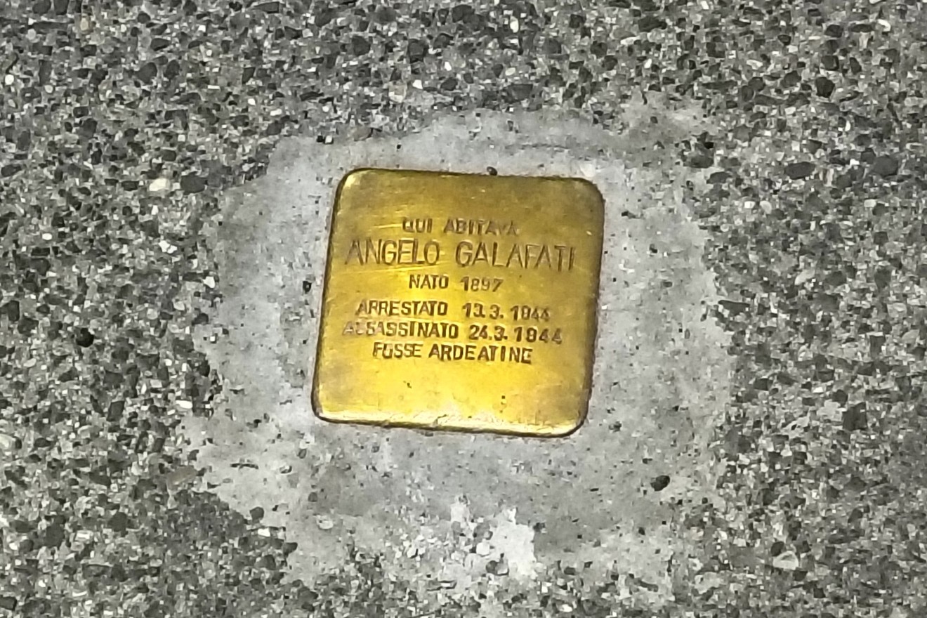 Pietra d'inciampo a Galafati dedicata a Angelo Galafati, commemorazione di un tragico evento storico.