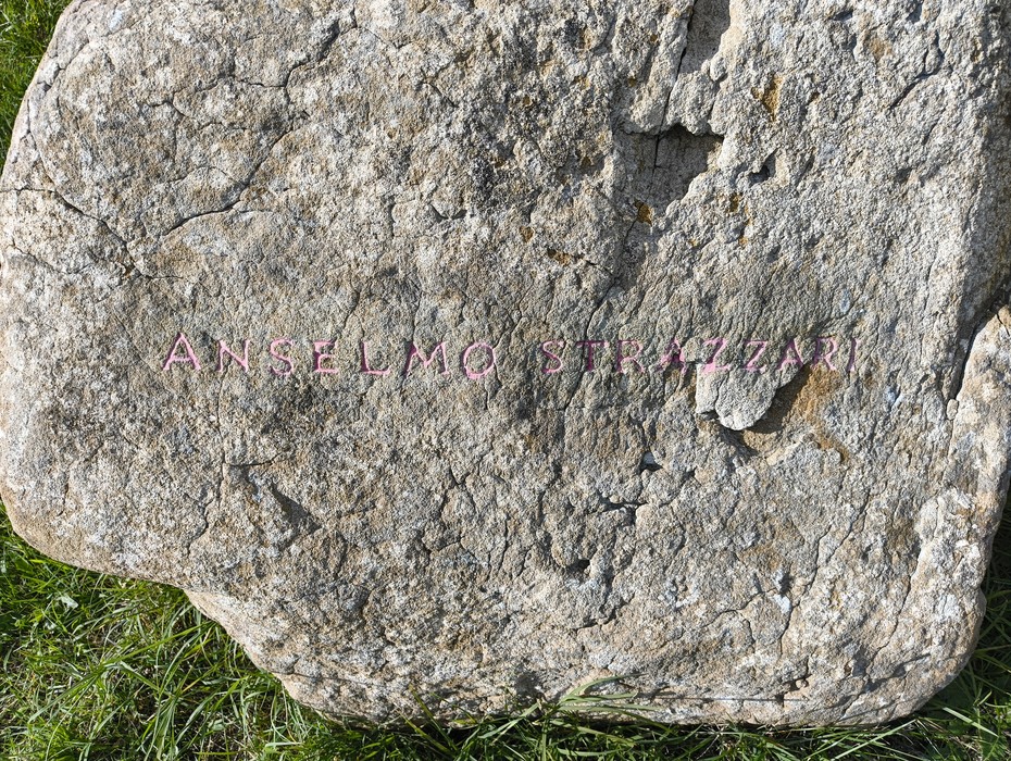 Monumento ai partigiani caduti a Monte Sabbiuno, in memoria della lotta per la libertà e la giustizia.
