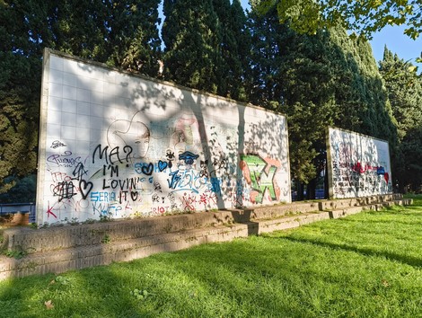 Monumento alla Liberazione e alla Pace, con graffiti su pareti e verde circostante.