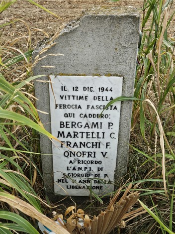 Cippo commemorativo dedicato a Bergami, Martelli, Franchi e Onofri, vittime della ferocia fascista nel 1944.