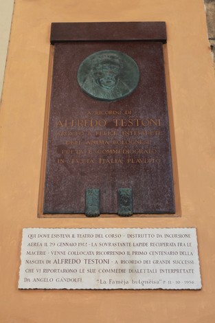 Lapide commemorativa dedicata a Alfredo Testoni, situata nel luogo del distrutto Teatro del Corso.