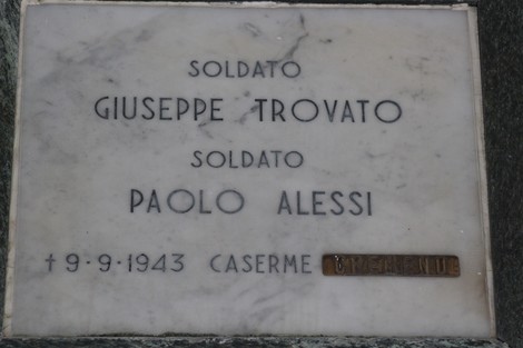 Monumento dedicato ai caduti per la Liberazione, con lastre commemorative di soldati.