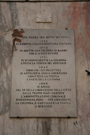 Statua del Mercurio in piazza storica, simbolo di un passato ricco di eventi e di significativa importanza culturale.