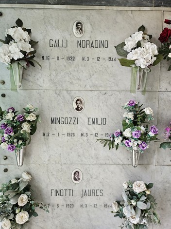 Sacrario dei Caduti con lastre commemorative e fiori in onore dei caduti in guerra.