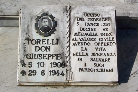 Targa commemorativa di don Vezzosi, vittima dei tedeschi, onore al valore civile e dedizione alla comunità.