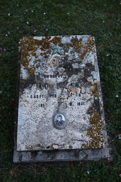Lapide commemorativa al Sacrario dei partigiani pratesi, in onore dei caduti per la libertà.