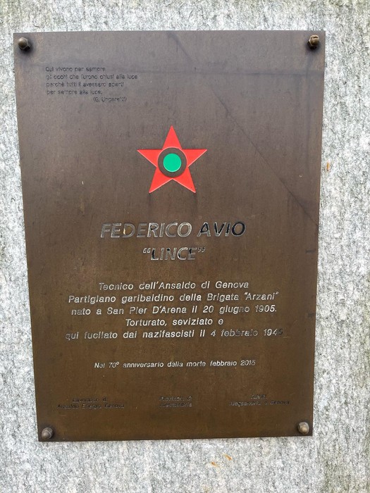 Monumento in memoria di Federico Avio, partigiano, con targa commemorativa su pietra.
