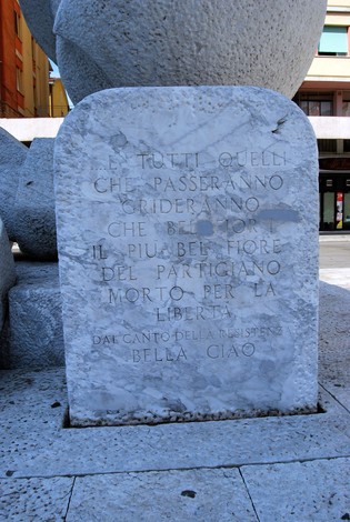 Monumento alla Resistenza: omaggio ai partigiani e alla libertà, simbolo di lotta e memoria storica.