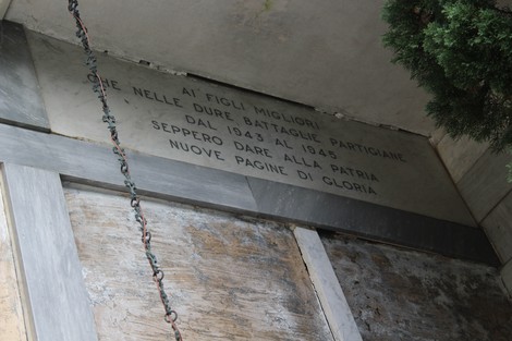 Sacrario dei partigiani con dedica commemorativa ai caduti delle battaglie dal 1943 al 1945.
