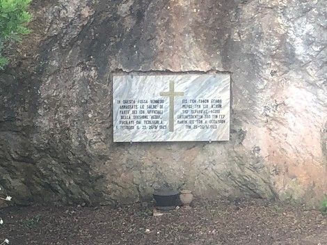 Lapide commemorativa dedicata agli ufficiali, situata in un luogo di memoria storica.