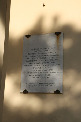 Lapidi della scuola di Nozzano, testimonianza storica che ricorda eventi e persone significative per la comunità.
