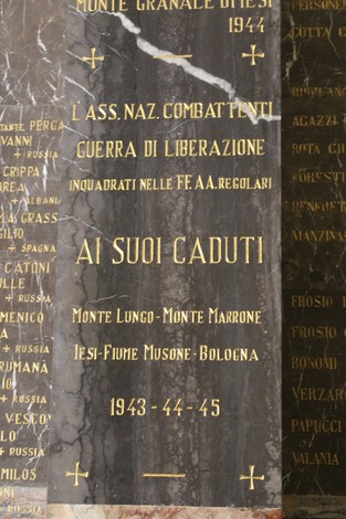Il Tempio dei Caduti, dedicato ai combattenti della guerra di liberazione, con iscrizioni commemorative.