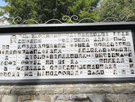 Memoriale dedicato ai martiri di Marzabotto, con immagini commemorative delle vittime.