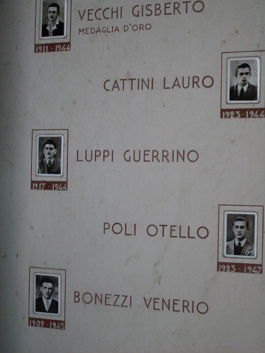 Sacrario della Resistenza di Correggio, omaggio ai caduti della resistenza con ritratti commemorativi.