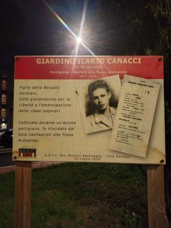 Targa commemorativa dedicata a Ilario Canacci, partigiano, martire alle Fosse Ardeatine, con informazioni biografiche.