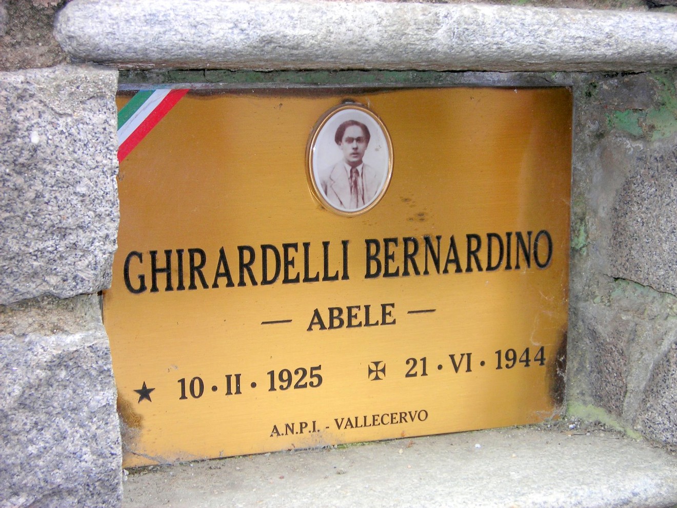 Targa commemorativa dedicata a Ghirardelli Bernardino, 1925-1944, situata a Vallecervo.