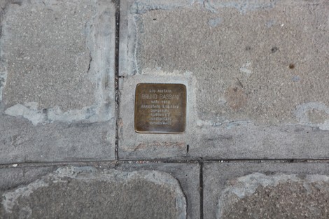 Pietra d'inciampo dedicata a Beniamino Bassani, incastonata nel pavimento urbano.