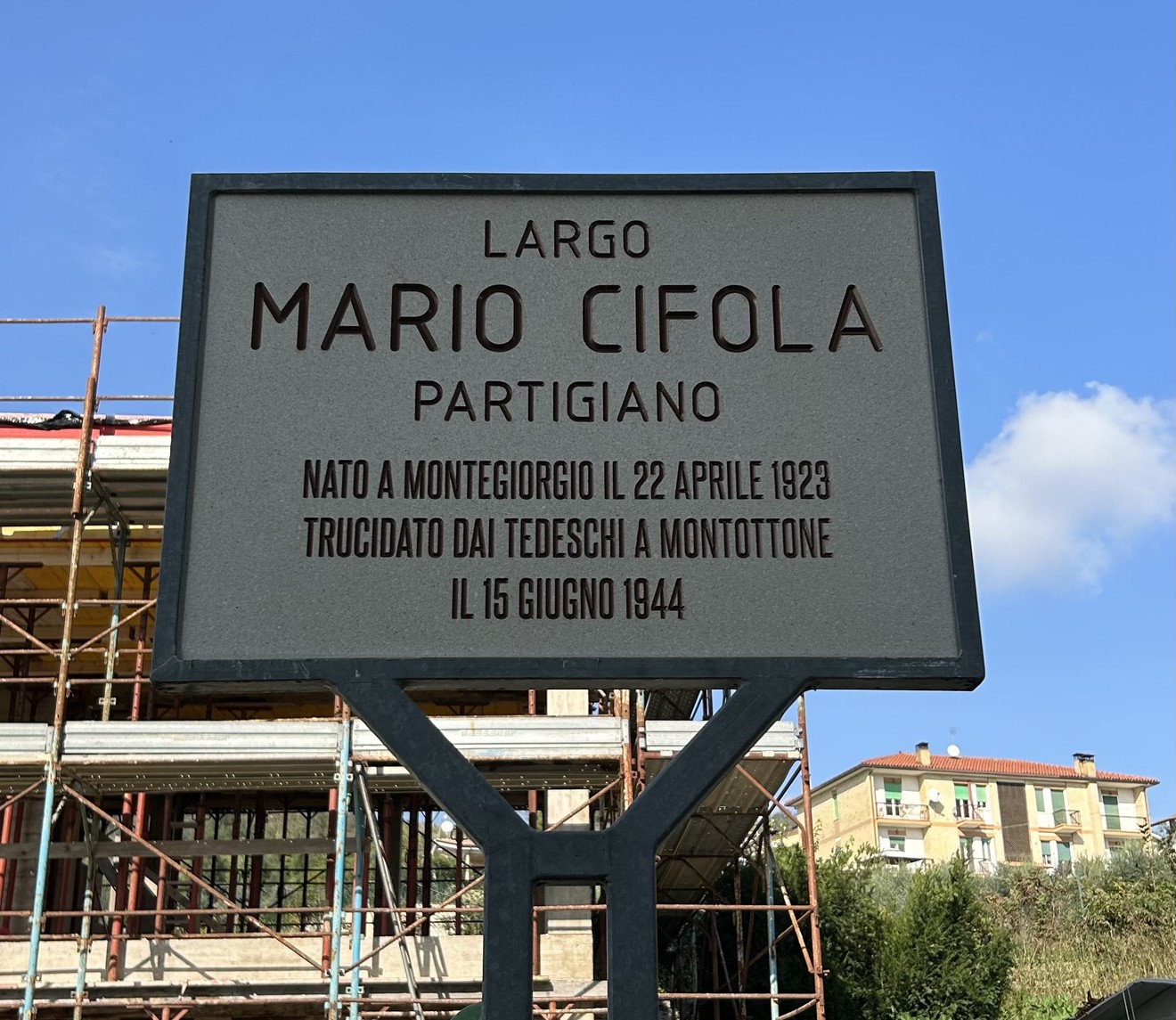 Targa commemorativa dedicata a Mario Cifola, partigiano trucidato dai tedeschi nel 1944 a Montottone.