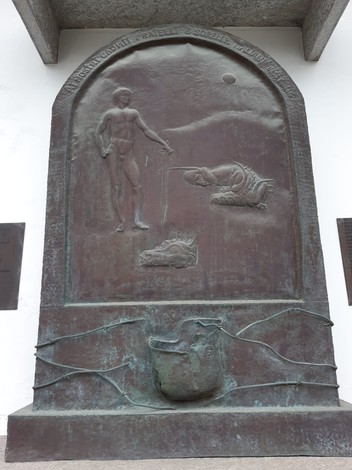 Rappresentazione bronzea del Monumento ai partigiani georgiani, con figure simboliche in bassorilievo.