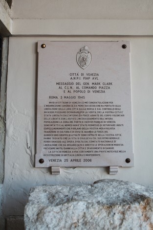 Lapide commemorativa della liberazione di Venezia, con dedica e riferimenti storici sulla Resistenza.