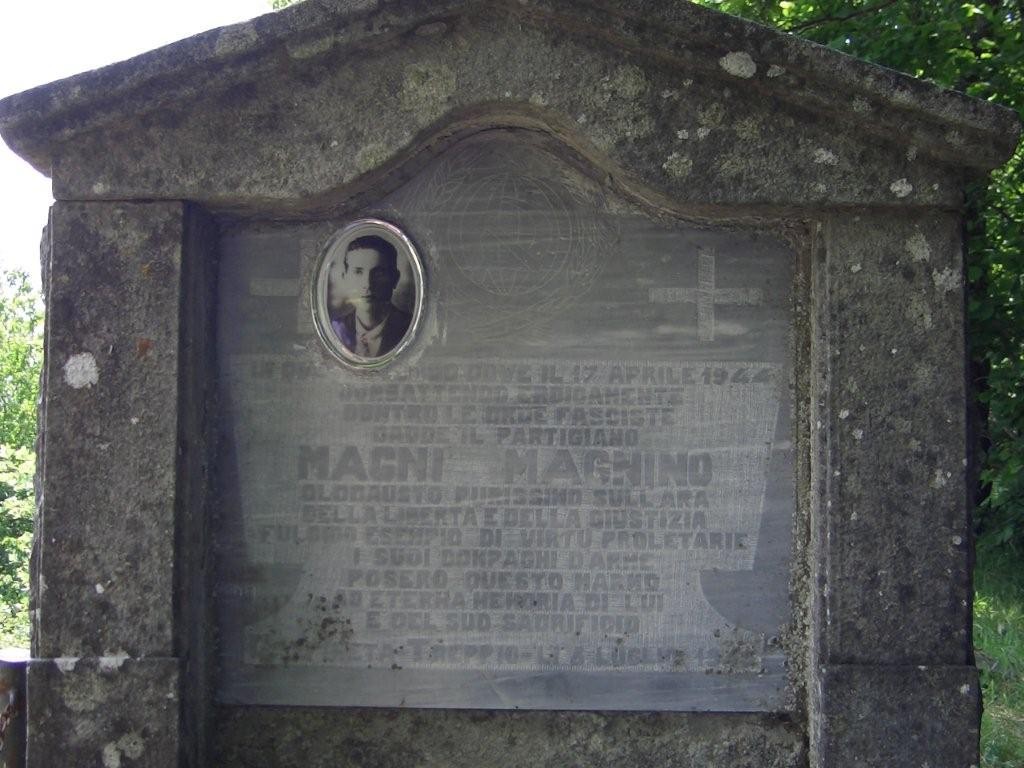 Cippo commemorativo a Magni in memoria dei partigiani caduti durante la Seconda Guerra Mondiale.