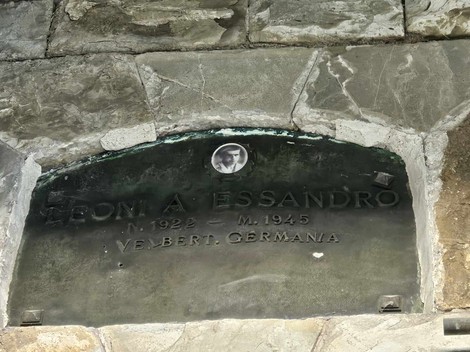 Sacrario dei partigiani di Vezzano, commemorazione con targa in memoria di un caduto.