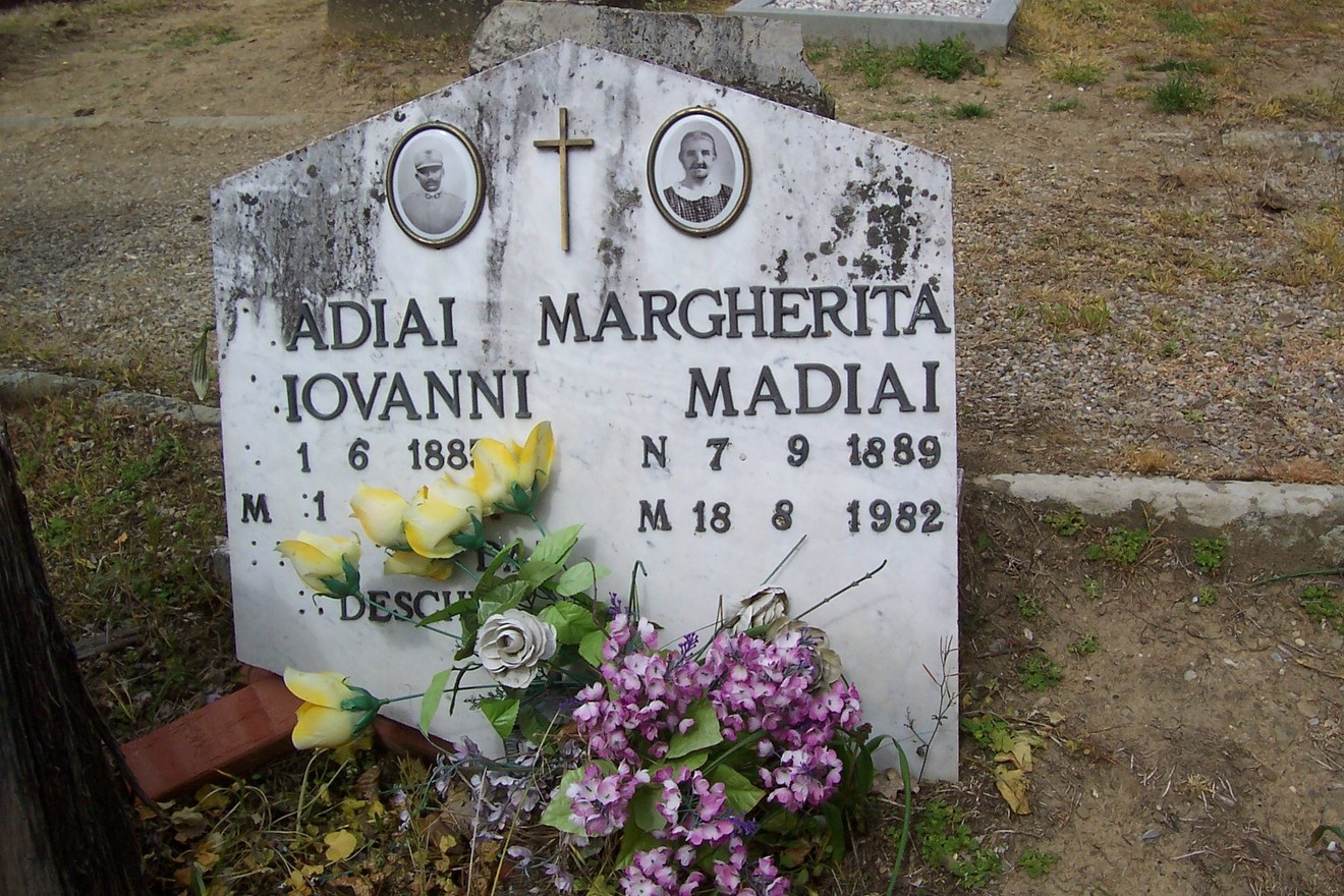 Sepolcro di Madiai, con lapide in marmo, fiori e foto commemorative di Giovanni e Margherita Madiai.