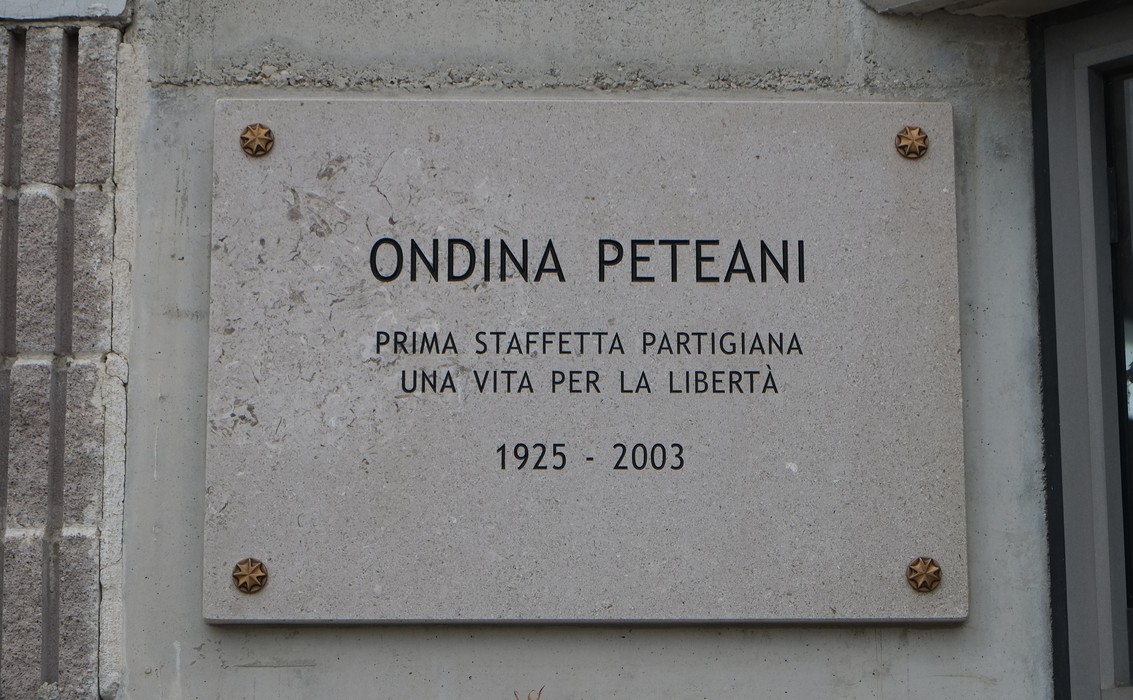 Lapide in memoria di Ondina Peteani, prima staffetta partigiana, simbolo di libertà e resistenza.