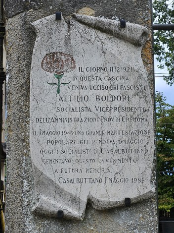 Lapide commemorativa dedicata ad Attilio Boldori, socialista, situata a Casalbuttano.