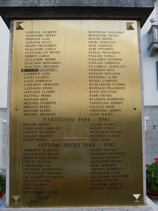 Monumento ai Caduti di Carpineti con nomi dei soldati e artigiani, in memoria delle vittime di guerre.