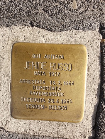 Pietra d'inciampo dedicata a Jenide Russo, con indicazioni sulla sua vita e deportazione.