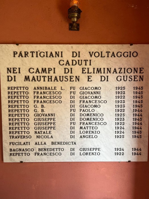 Monumento ai Martiri di Voltaggio, commemorazione dei partigiani caduti nei campi di eliminazione di Mauthausen e Gusen.