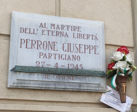 Lapide commemorativa dedicata a Giuseppe Perrone, partigiano, in onore della sua memoria.